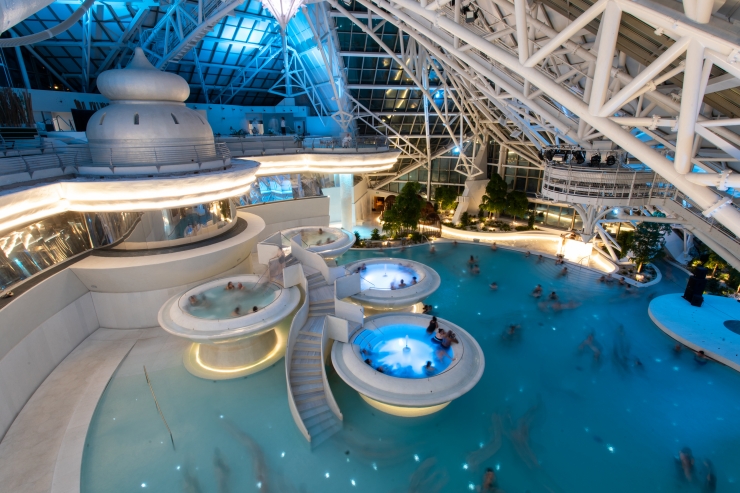 Una imatge de Caldea durant la nit.